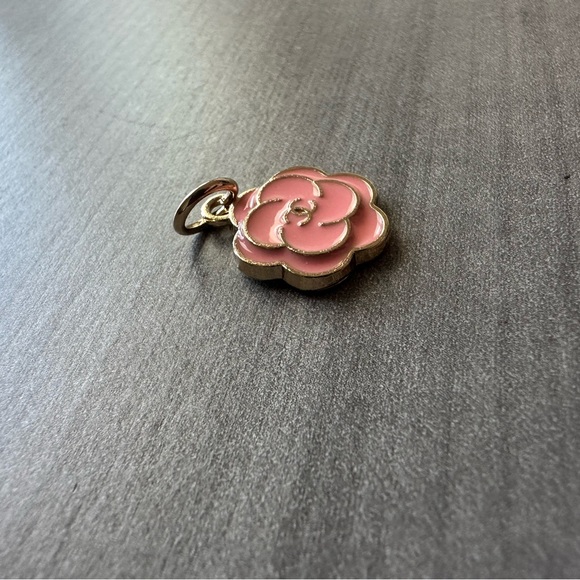 Rare Minu CC Luxury Gold Plated and Pink Enamel Flower  Pendent / Zipper Pull - Picture 3 of 7